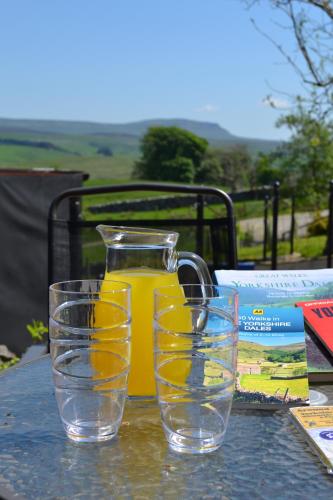 Ashes Farm Ingleborough Barn Cottage with 3 peaks views near Settle — 4-Star Luxury Hotel in Settle, United Kingdom