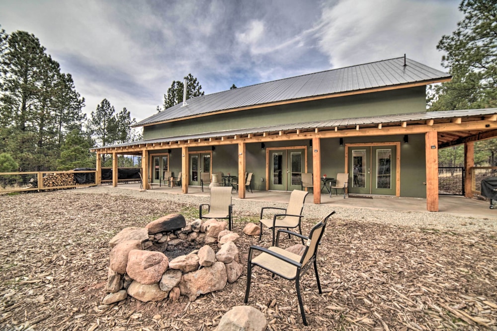 Family Home with Fire Pit And Grill About 1 Mi To Slopes — 4-Star Luxury Hotel in Angel Fire, United States