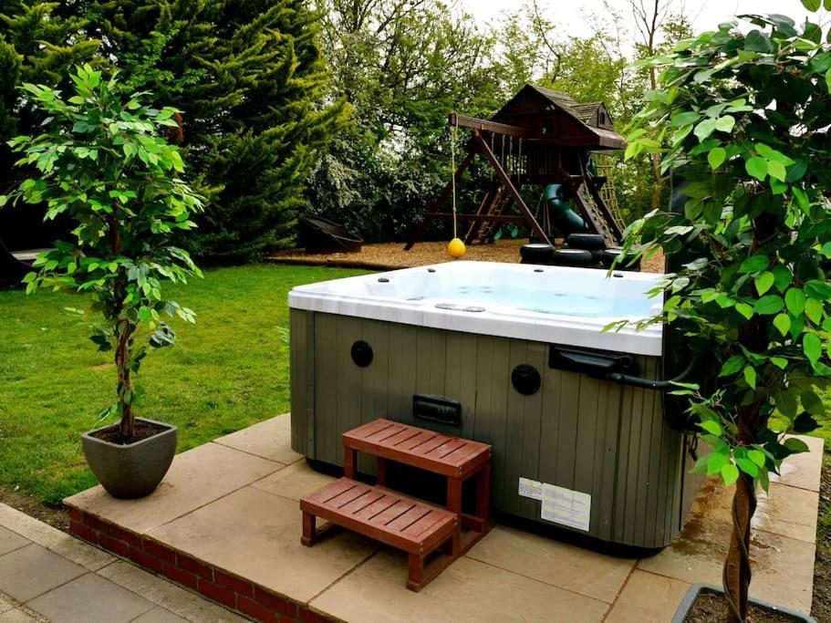 Deluxe 1 Bed Versace Hot Tub Sky TV Cinema Screen in Saffron Walden, United Kingdom