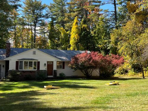Melvin Village 5 Bed 3 Bath Arcade Near Lake Pet Friendly fee applies — 4-Star Luxury Hotel in Tuftonboro, United States