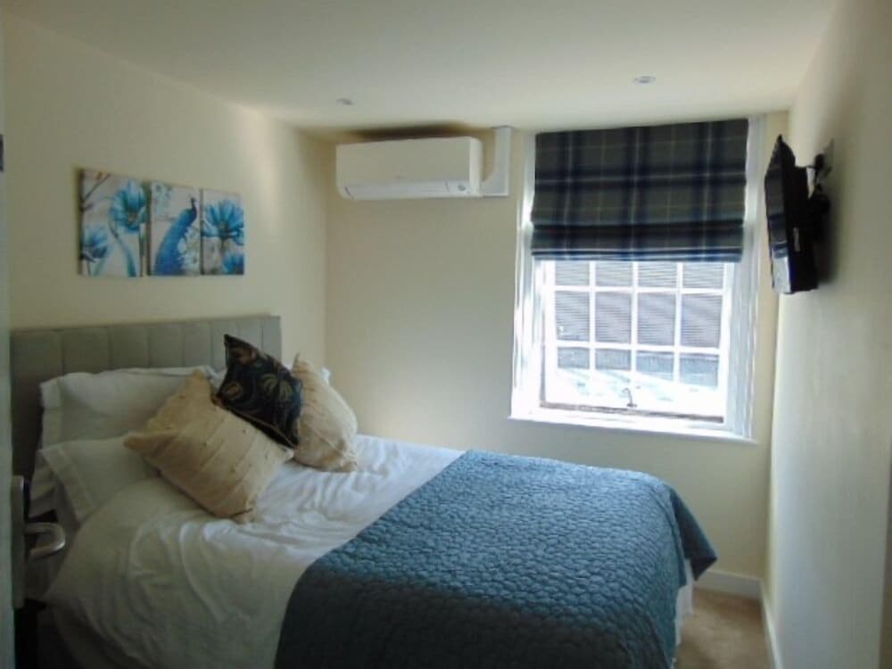 The Three Crowns — Loughborough