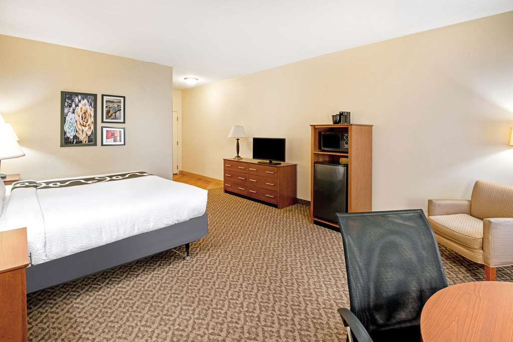 La Quinta Inn & Suites by Wyndham Lawton Fort Sill - photo 18