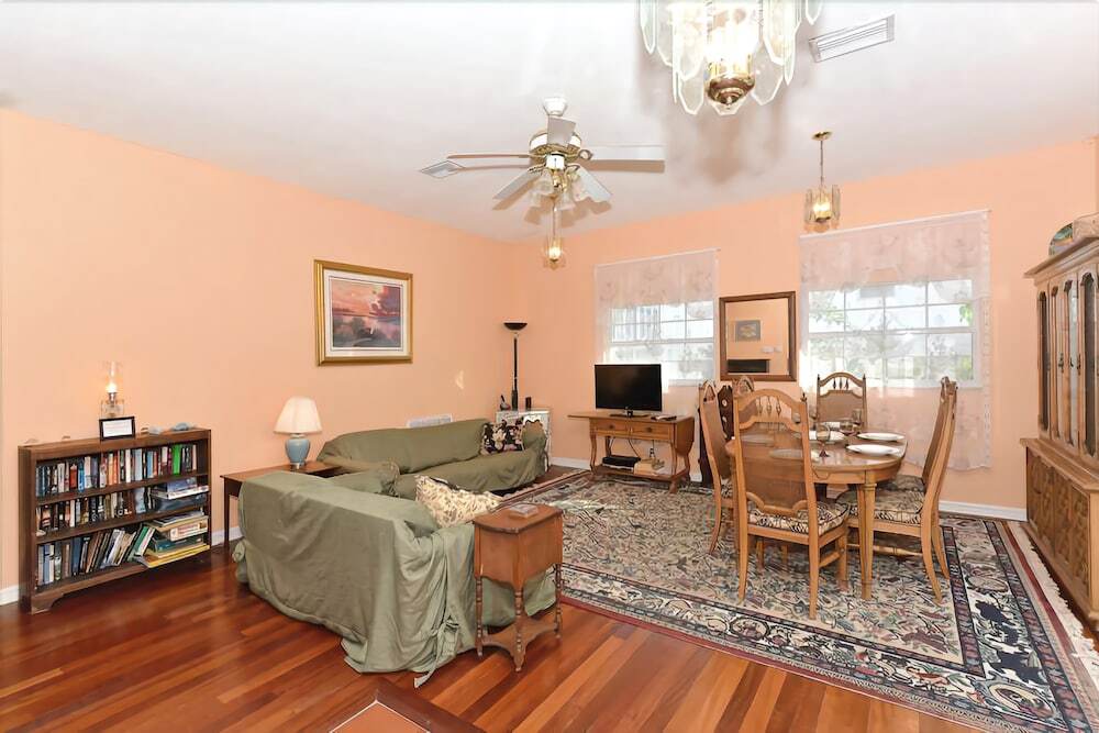 A Charming Beach Cottage on Elm — 4-Star Luxury Hotel in Anna Maria, United States
