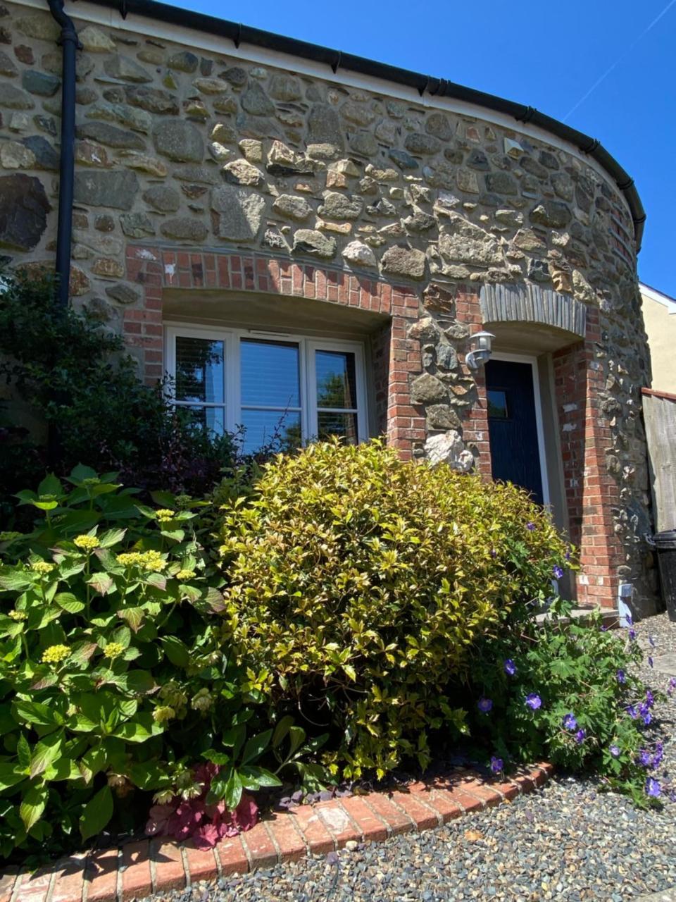 Cart Tws Bach cosy three bedroom home near St Davids and Pembrokeshire coast path — 4-Star Luxury Hotel in Holywell, United Kingdom