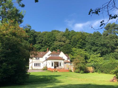 Woodhill Cottage — 4-Star Luxury Hotel in Dorking, United Kingdom