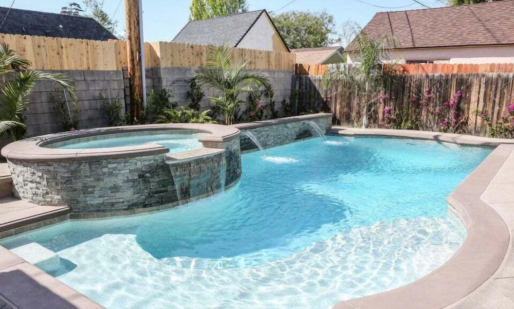 Destination #34 — 4-Star Luxury Hotel in Santa Ana, United States
