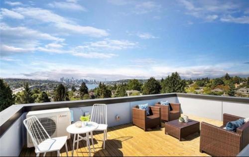 Rooftop Patio with Waterview Private Garden & Grill 3BR 3BA Modern Cityscape in Seattle, United States