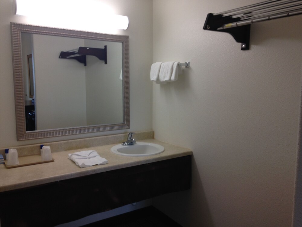 America Inn & Suites - photo 12