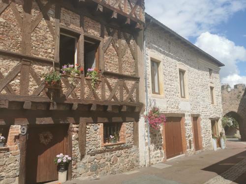 La Fee Viviane — hotel in Villerest