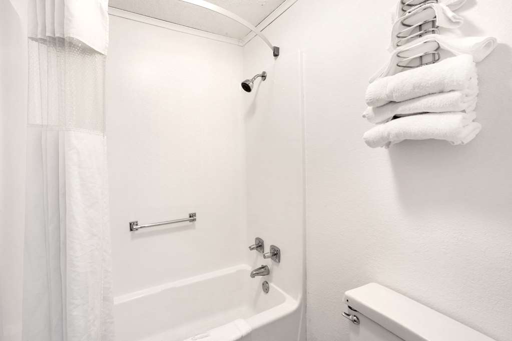Howard Johnson by Wyndham Wilmington - photo 10