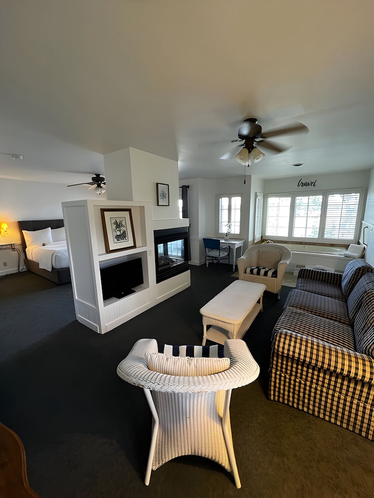 The Sand Hill Inn - photo 12