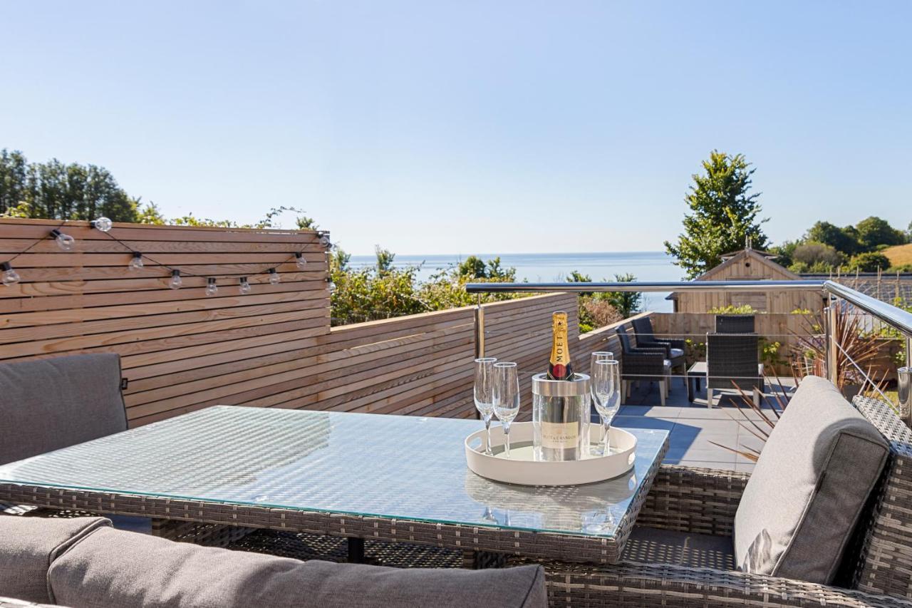 Stunning Coastal Apartment in Maidencombe with Sea Views & Garden — 4-Star Luxury Hotel in Torquay, United Kingdom