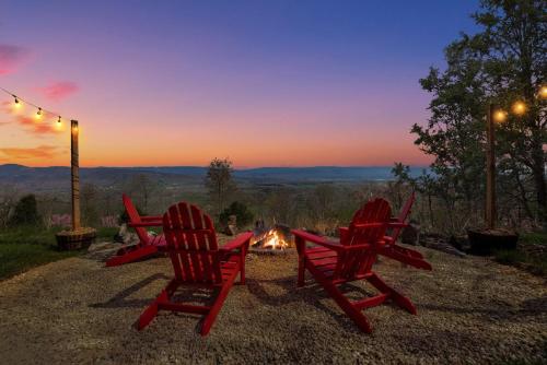 Chalet w Stunning Views Hot Tub Fire Pit & WiFi — 4-Star Luxury Hotel in Prince Frederick, United States