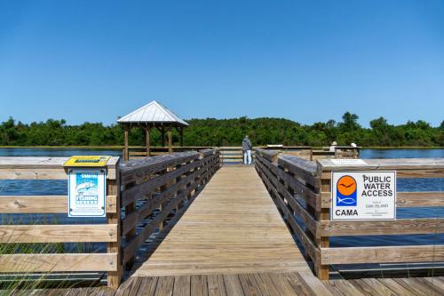 Beach Happy by Oak Island Accommodations - photo 10