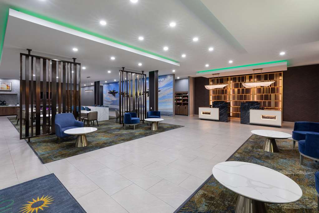 La Quinta Inn & Suites by Wyndham San Antonio at the RIM - photo 5