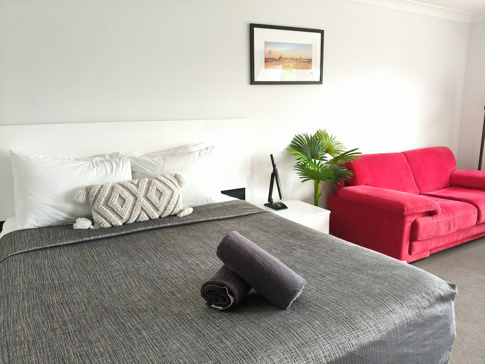 Gunnedah Lodge Motel — 4-Star Luxury Hotel in Gunnedah, Australia