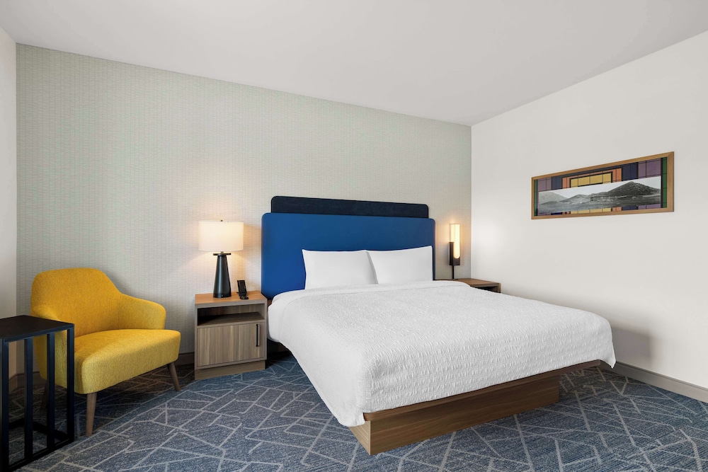 Hampton Inn & Suites by Hilton Corona - photo 17
