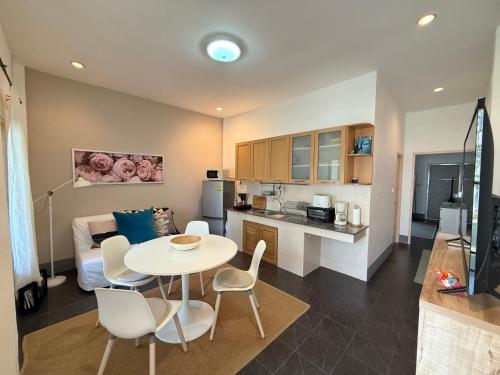 Tropical 1 Bedroom Pool House In Central Location — 4-Star Luxury Hotel in Hua Hin, Thailand