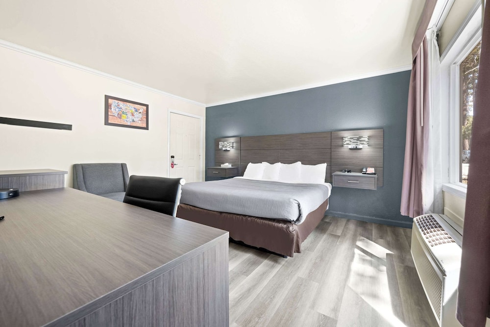 Econo Lodge Inn & Suites Heavenly Village Area - photo 16