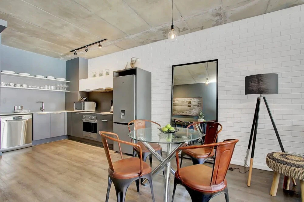 Modern Top Floor Flat With Mountain Views
