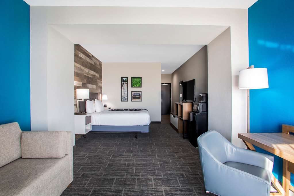 La Quinta Inn & Suites by Wyndham Pittsburg - photo 30