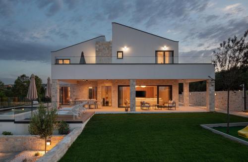 Luxury Villa Terra Dalmatica heated pool jacuzzi sauna — 4-Star Luxury Hotel in Sveti Filip I Jakov, Croatia