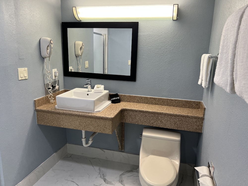 Red Roof Inn & Suites Mt Holly McGuire AFB - photo 36
