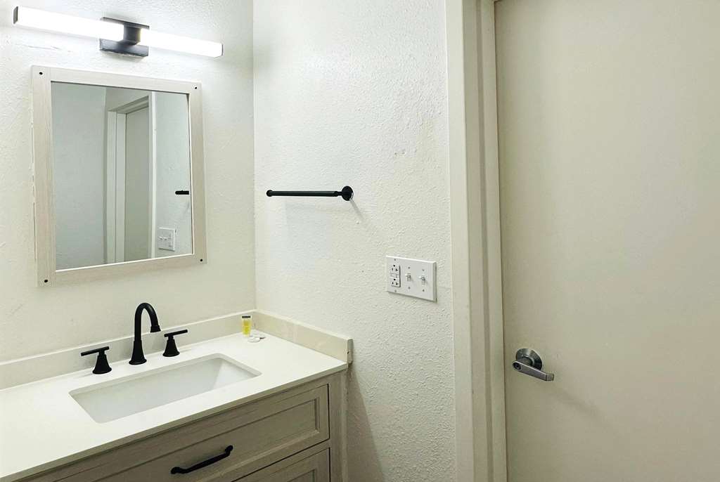 Baymont Inn and Suites by Wyndham Columbus Near OSU - photo 93