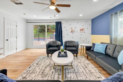 Modern Family Home w Pool and Hot Tub — 4-Star Luxury Hotel in Atascadero, United States