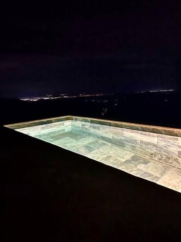 Cabaña con piscina y vista al mar in Puntarenas, Costa Rica