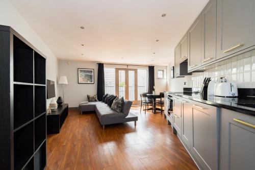Stylish 2 bed loft apartment near Battersea Park South London — 4-Star Luxury Hotel in London, United Kingdom