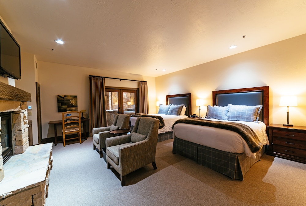 Deluxe Two Queen Room with Fireplace Hotel Room - featured photo