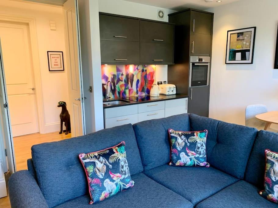 Elegant Period Apartment for 3 Free Parking Central