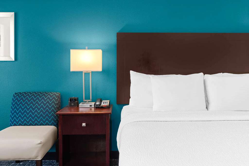 La Quinta Inn & Suites by Wyndham Portland NW - photo 19