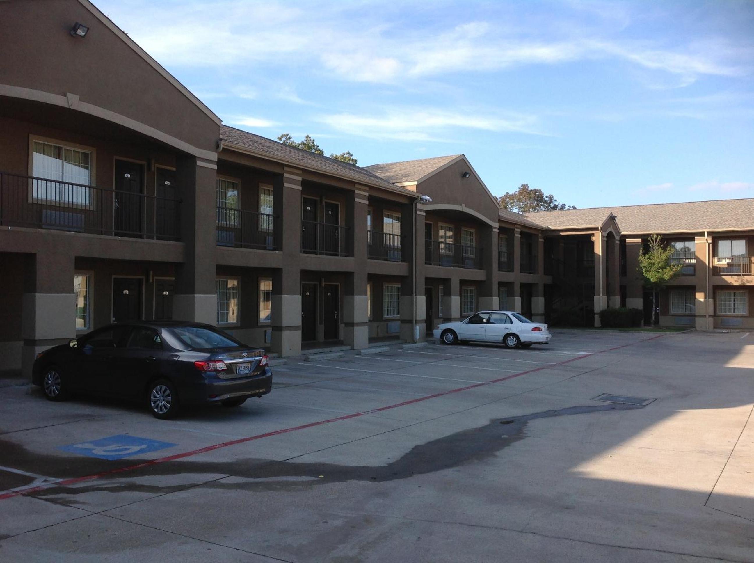 Howard Johnson by Wyndham Grand Prairie Near Lone Star Park - photo 34