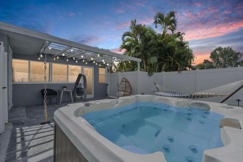 Modern Home in FTL Hot Tub & Dogs Welcome — 4-Star Luxury Hotel in Fort Lauderdale, United States