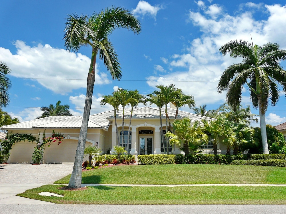 931 Hyacinth Court — 4-Star Luxury Hotel in Marco Island, United States