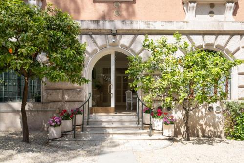 Domus Giulio Guest House — 4-Star Luxury Hotel in Rome, Italy