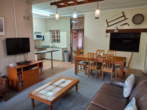 Benmonca Greeff Cottage — 4-Star Luxury Hotel in Oudtshoorn, South Africa