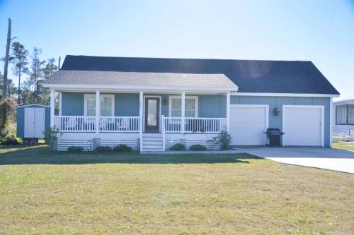 Cozy 3BR Cottage Fishing Private Dock Boating — 4-Star Luxury Hotel in Davis, United States