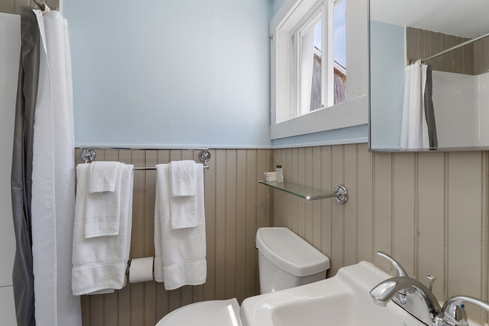 The Beaches Motel & Cottages - photo 40