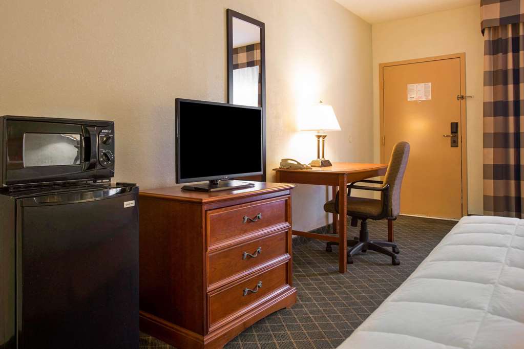 Clarion Inn & Suites Aiken South - photo 10