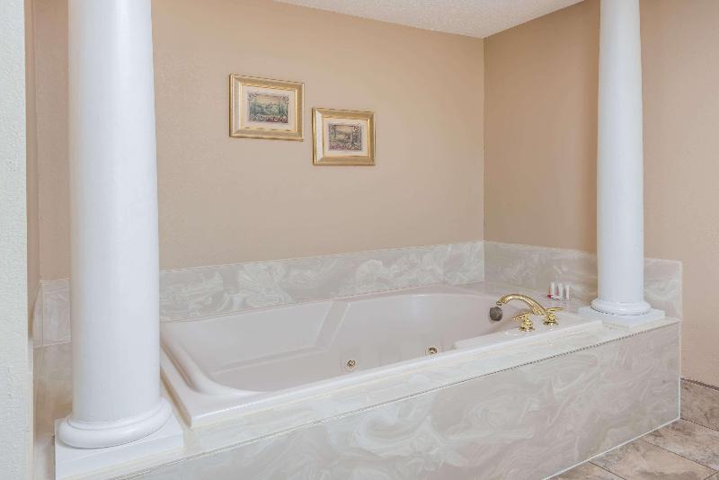 Seasons Inn and Suites Highland - photo 11