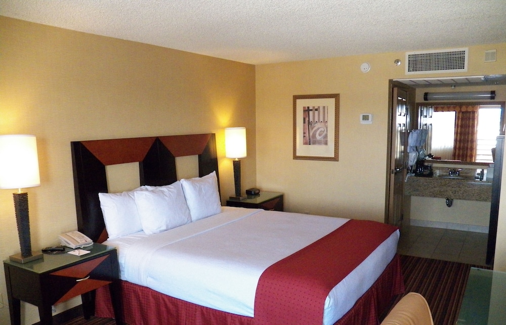 Ramada by Wyndham San Diego National City - photo 8