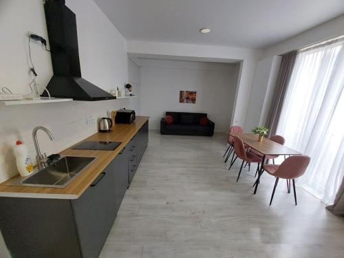 Sunny 1BR Gorgasali Top 53#1 — 4-Star Luxury Hotel in Tbilisi, Georgia