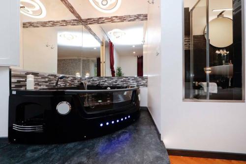 Black Enchanting Jacuzzi Suite Trastevere — 4-Star Luxury Hotel in Rome, Italy