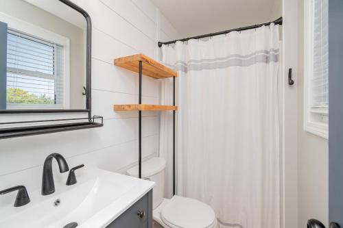 Sawyers Shore Shack by Oak Island Accommodations - photo 25
