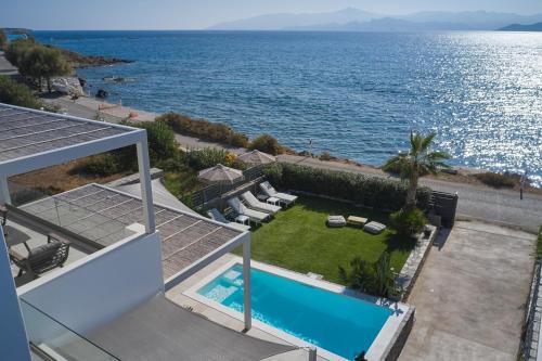 Mando Seaside Villa — 4-Star Luxury Hotel in Naousa, Greece