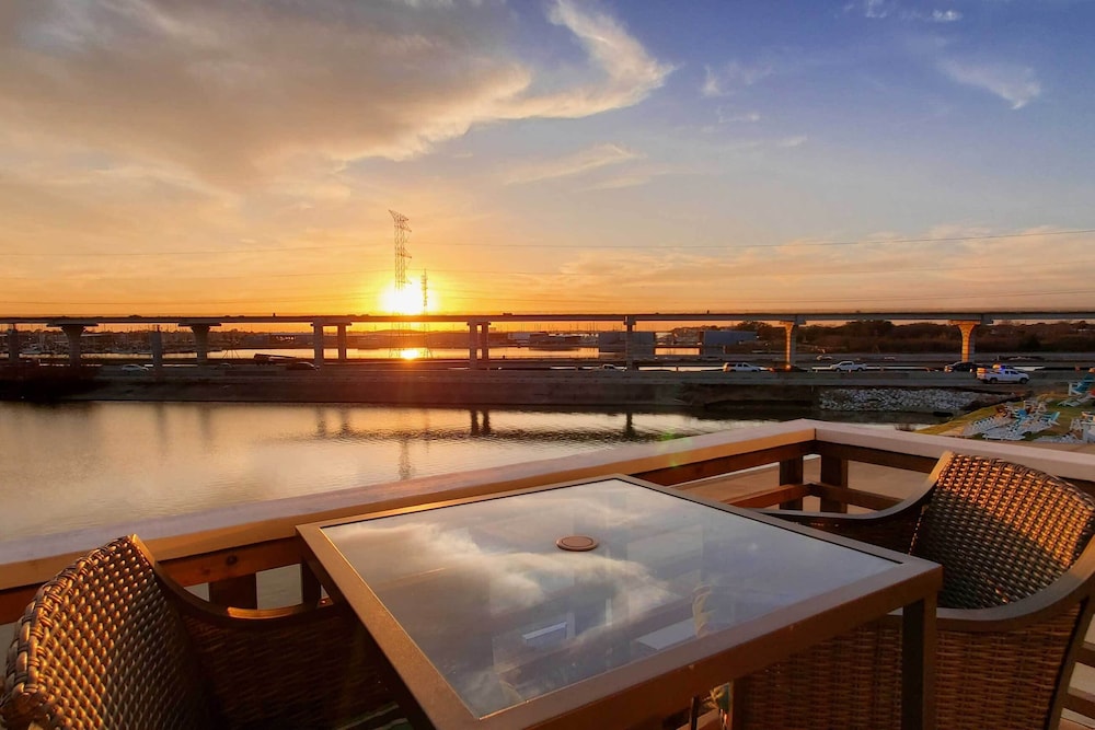 Secluded Seabrook Waterfront Home with Patio — 4-Star Luxury Hotel in Seabrook, United States