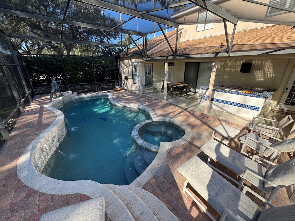 Southern Comfort on Hampton Lakes The Ultimate Luxury Retreat — 4-Star Luxury Hotel in Davenport, United States